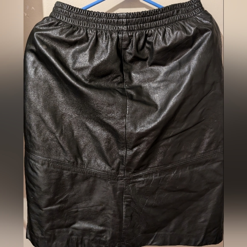 Black Knee-length Athletic Skirt. VTG JFS Siganture  Leather
